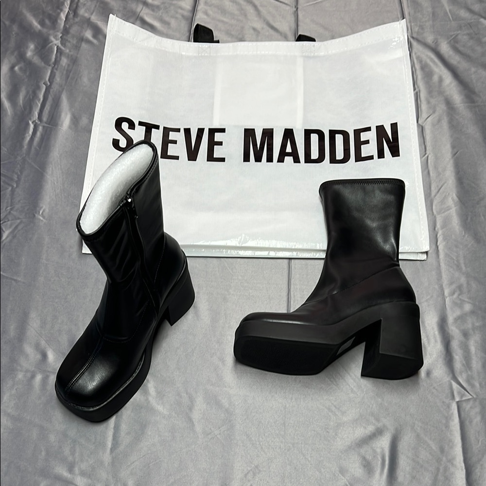 Steve Madden Black Women's Klayton platform ankle boots size 6.0